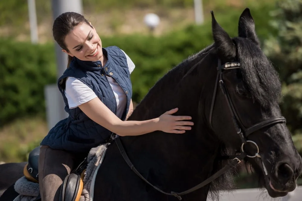 Ung kvinde med hest